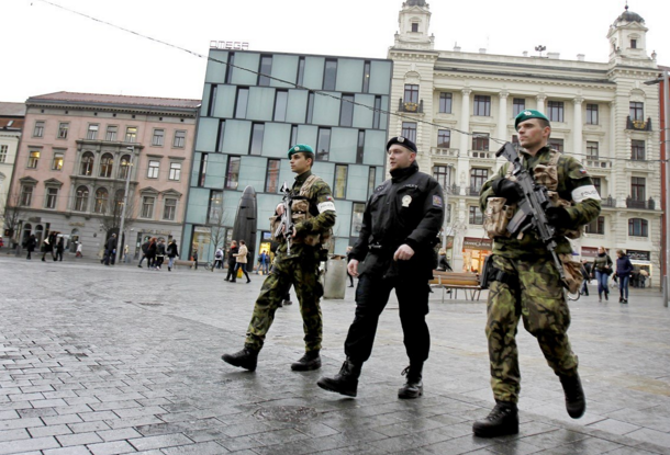 Картинки по запросу фото патруль с автоматами в Праге