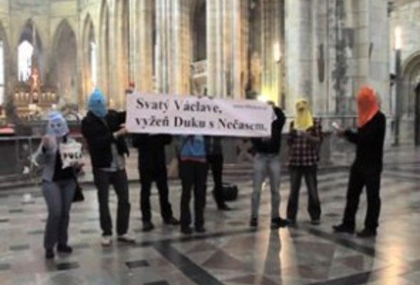 Чешские протестанты Pussy Riot провели акцию в Соборе Святого Вита 