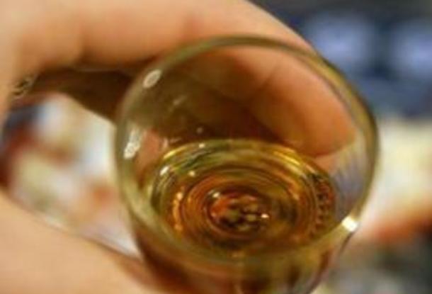 Расследование отравлений метанолом: чешское правительство запретило продавать крепкое спиртное в киосках