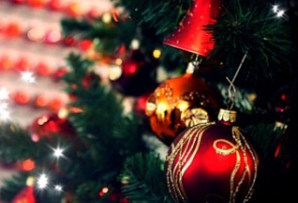 Акция для пражан: конкурс на лучшее украшение рождественской елки на Карловой площади