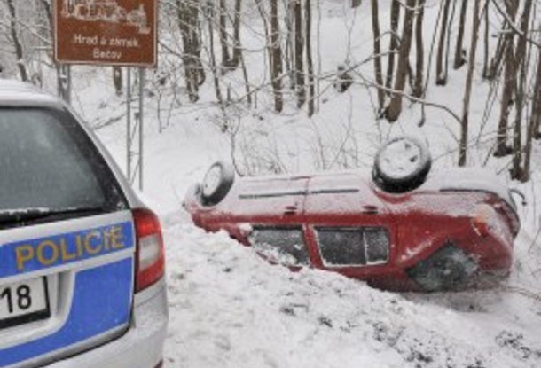 Снегопад парализовал движение в Чехии, три человека погибло