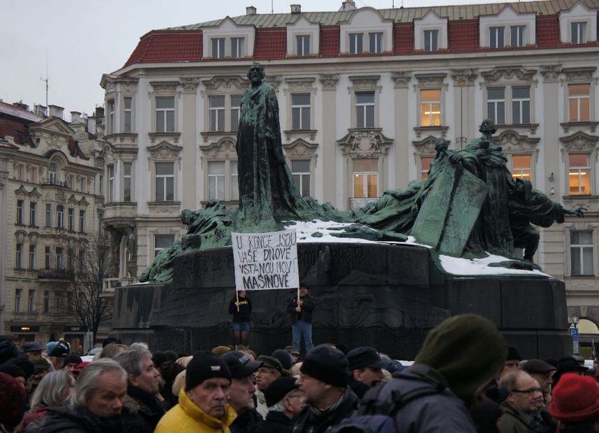 Antikommunist-protest-prague-2013-11