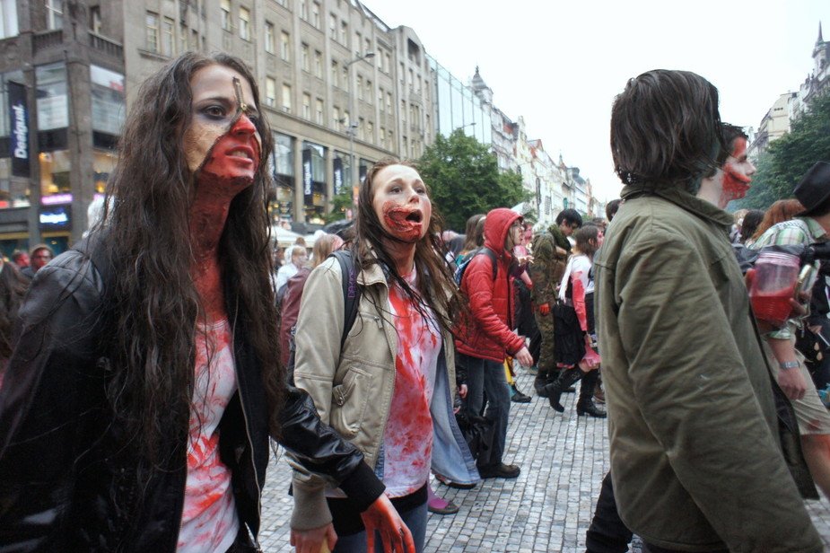 Zombie-walk-prague-2013-16