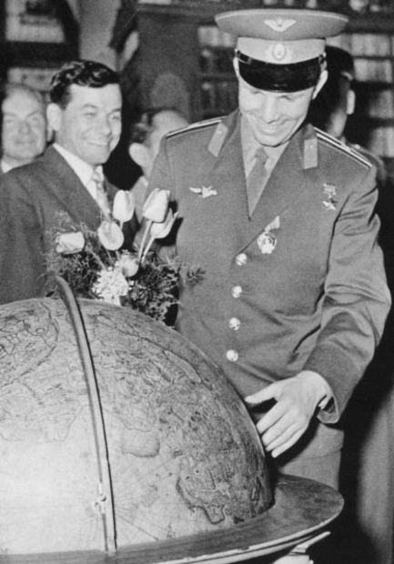 Gagarin_in_prague_czechslovakia_1961_12