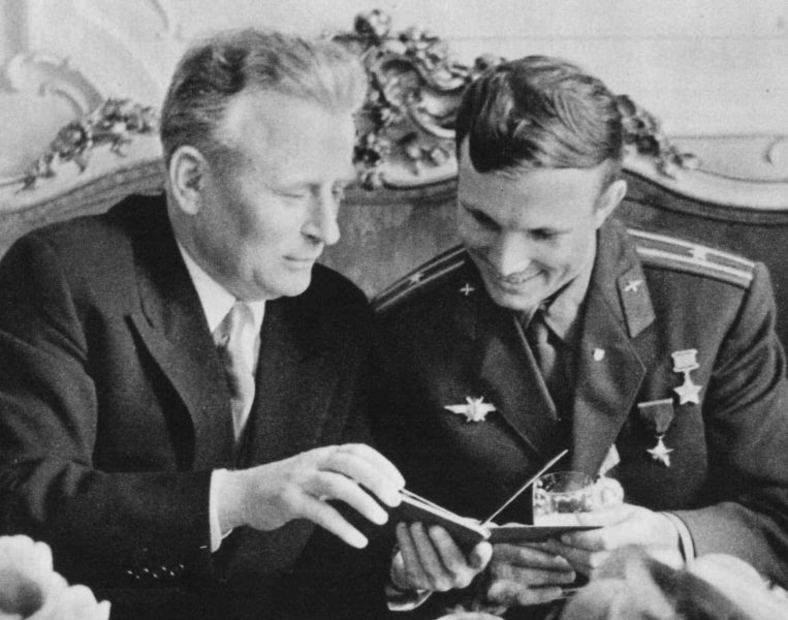 Gagarin_in_prague_czechslovakia_1961_14