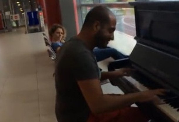 Видео с пианистом в пражском аэропорту стало хитом интернета