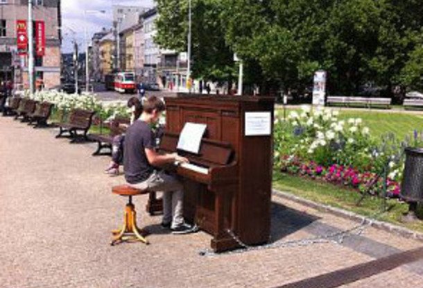 После пианино и шахмат на улицах Праги появится автомат со стихами