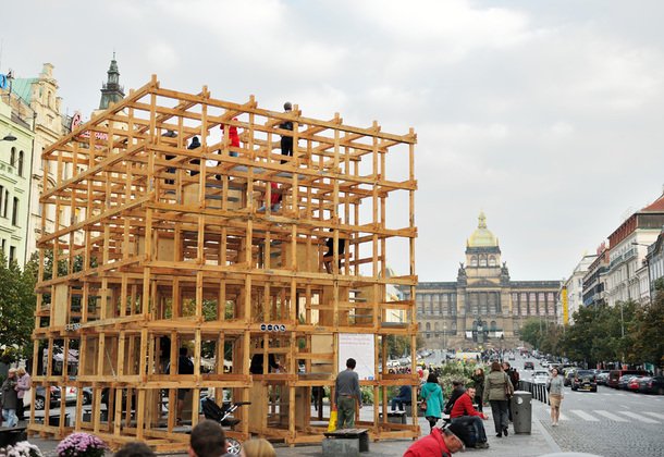Деревянный куб в центре Праги