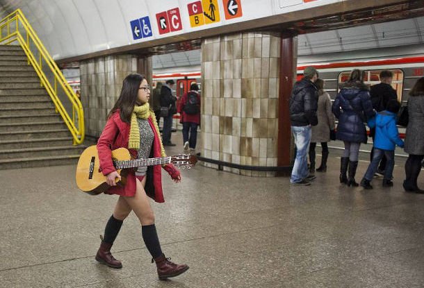В Праге и других городах мира прошла акция «Поездка в метро без штанов» 