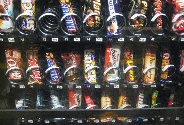 Чешский Сенат запретил устанавливать в школах автоматы со сладостями