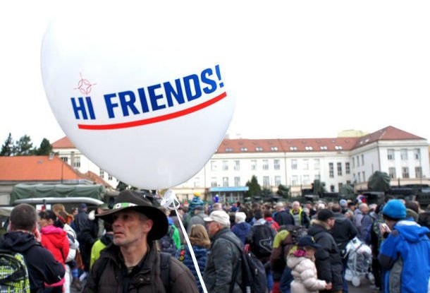 Жители Праги принесли американскому конвою пиво и зонты