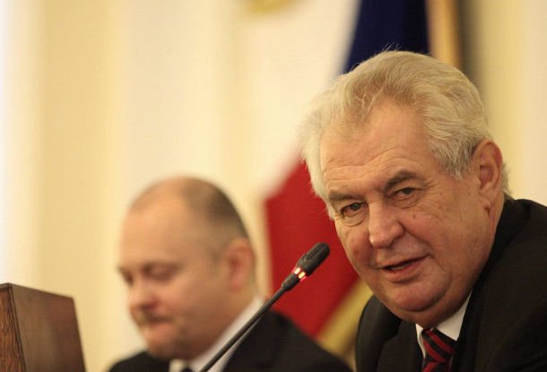 Сенат Чехии принял на рассмотрение петицию об отставке Земана
