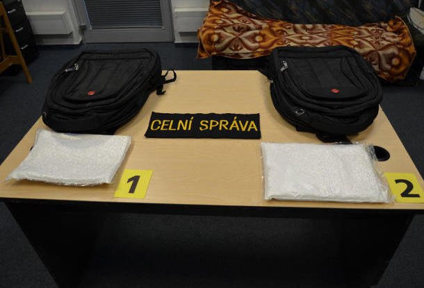В пражском аэропорту задержали иностранца, перевозившего более 2 кг кокаина