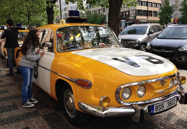 Полицейские ретро-машины в кино на пражской Вацлавской площади