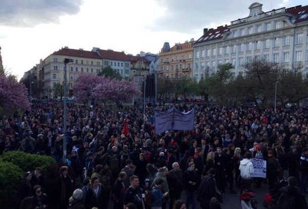 «Прага не боится»: сотни людей вышли на площадь, чтобы выразить протест неонацистам