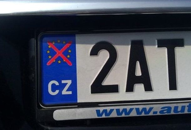 Водители в Чехии все чаще заклеивают эмблему Евросоюза на номерах