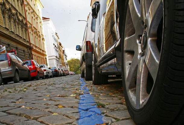 Как работает парковка в Праге: синие, зеленые, оранжевые и фиолетовые зоны