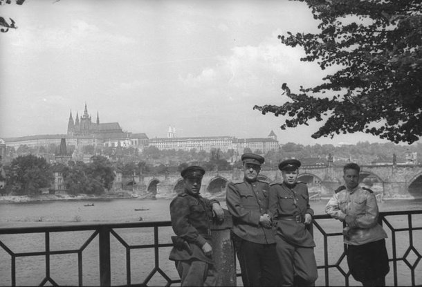 «История России в фотографиях»: редкие снимки из Чехословакии 1945 и 1968 годов
