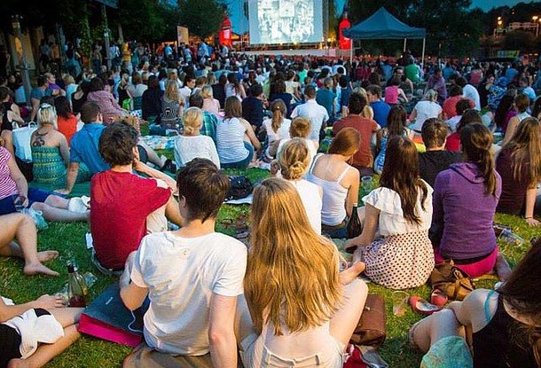Бесплатное кино в летнем кинотеатре Жлуте-Лазне в Праге