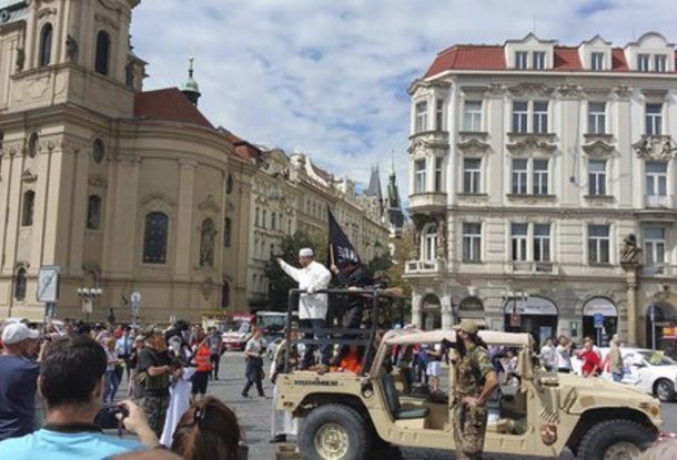 Скандальная акция антиисламистов в Праге: мэр негодует, а адвокат говорит, что чиновники не виноваты