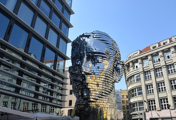 10 интересных скульптур на улицах Праги
