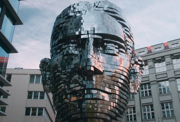 О гигантской голове Кафки в Праге сняли познавательное видео