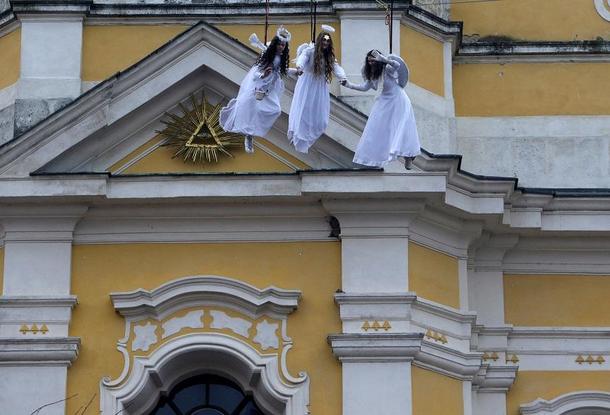 Рождественские ангелы из чешского городка покорили Европу: видео