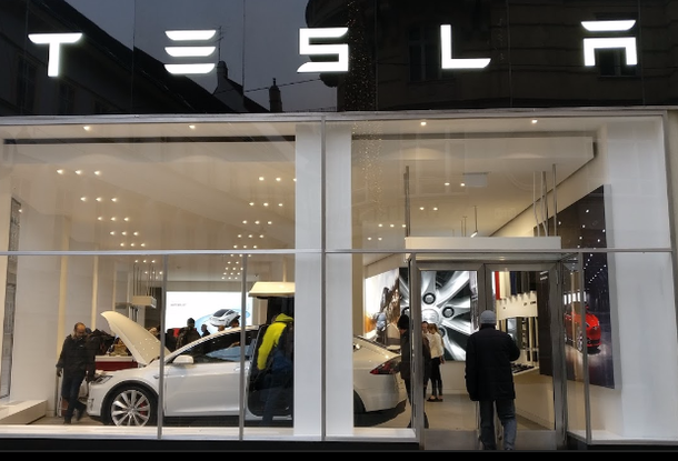В Вене открылся новый автосалон Tesla, где говорят по-чешски