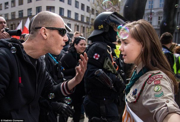 Снимок чешской девочки, вышедшей на протест против неонацистов, облетел весь мир
