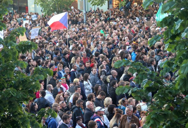 Фоторепортаж с демонстрации «Почему? Потому!» против Бабиша и Земана в Праге 