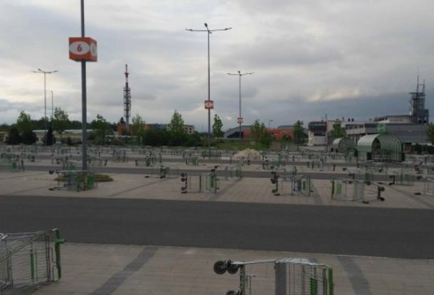 Видео: Неизвестные совершили абсурдное преступление на парковке ТЦ в Чехии
