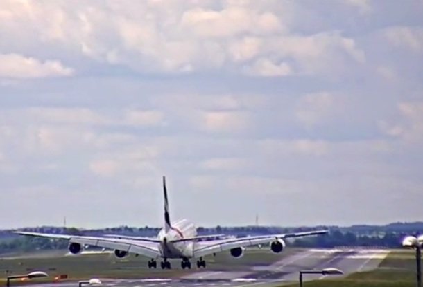 Видео: Крупнейший авиалайнер в мире совершает повторную посадку в аэропорту Праги