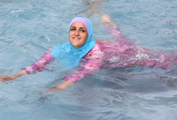 Пражский аквапарк разрешил мусульманкам купаться в буркини: Чехи грозят бойкотом