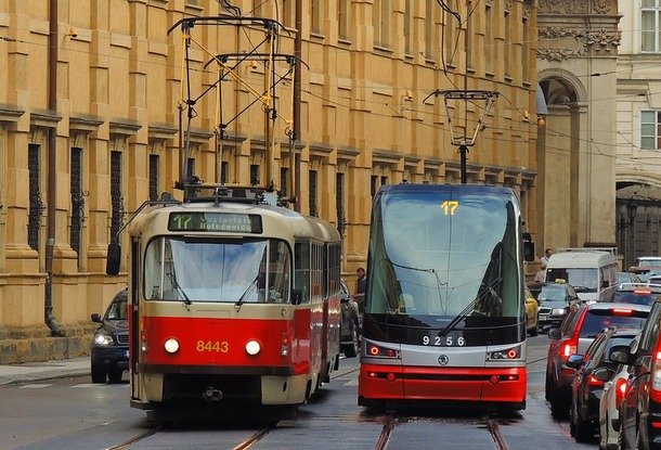 Видео от водителя: Как люди в Праге рискуют попасть под трамвай