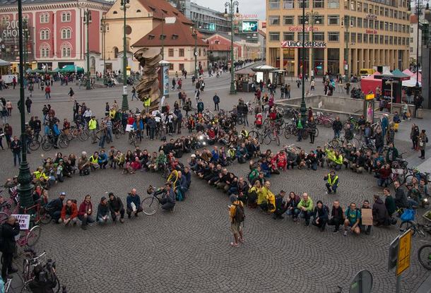 Велосипедисты провели акцию протеста в центре Праги