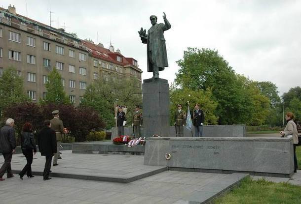 Вандалы оставили надписи на памятнике маршалу Коневу в Праге