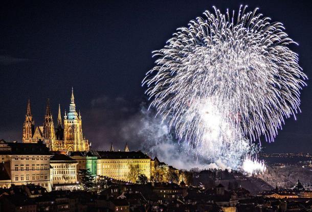 Видео: В Праге прошел новогодний фейерверк