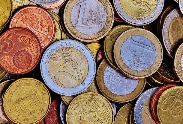 Эксперты: В этом году чешская крона укрепится до 24,95 кроны за евро