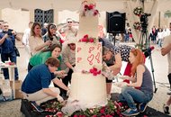ЛГБТ угощали прохожих в Праге свадебным тортом 