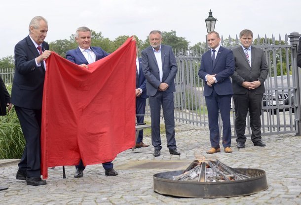 Президент Чехии сжег красные трусы