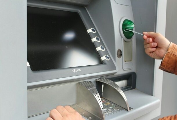 Какие комиссии берут чешские банки за снятие денег из банкоматов за границей?