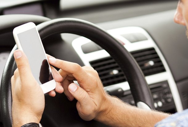 Чешская полиция будет ловить и штрафовать водителей со смартфонами