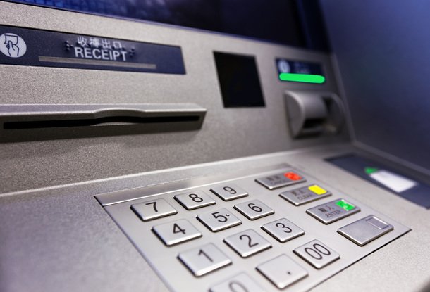 Сломанный банкомат выдавал купюры в две тысячи крон вместо тысячных