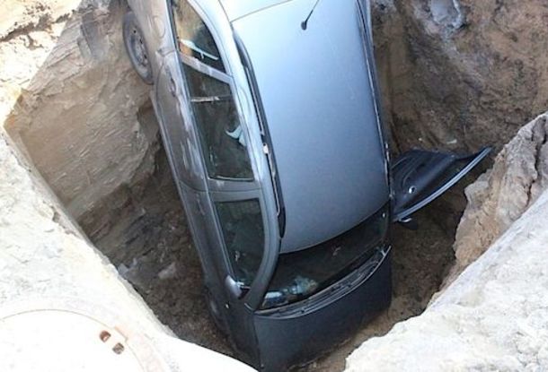 В Чехии автомобиль провалился в пятиметровую яму