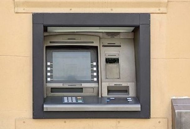 Сломанный банкомат в Карловых Варах использовали несколько клиентов