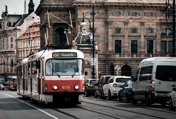 Оплатить проезд в трамвае в Праге можно банковской картой