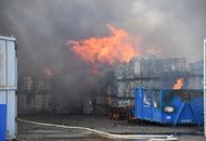 Густой дым и взрывы: возле Праги горит склад