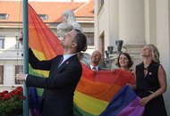 На здании магистрата Праги впервые вывешен радужный флаг