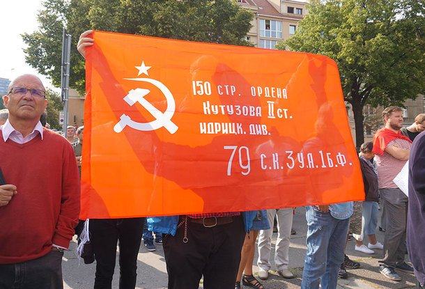 Сторонники и противники памятника маршалу Коневу на акции в Праге