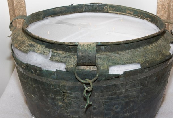 Искатель сокровищ в Пардубице нашел гигантскую старинную чашу стоимостью 3,4 млн крон